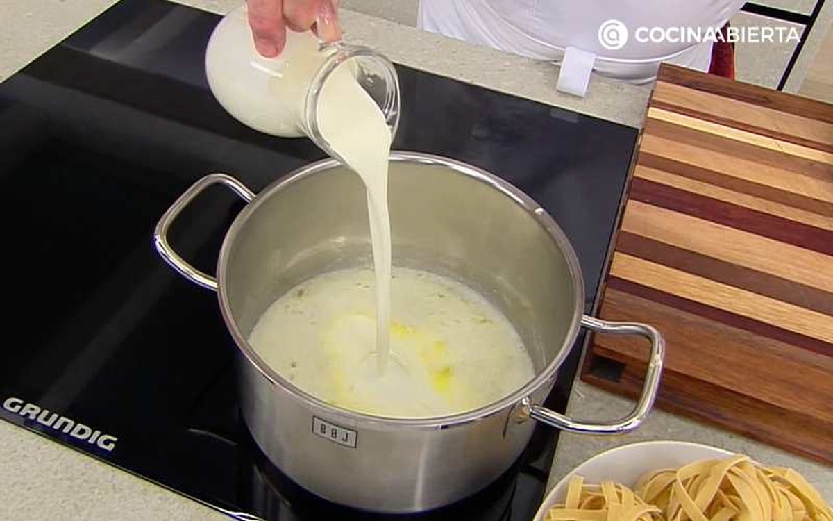 Añade la nata para cocinar