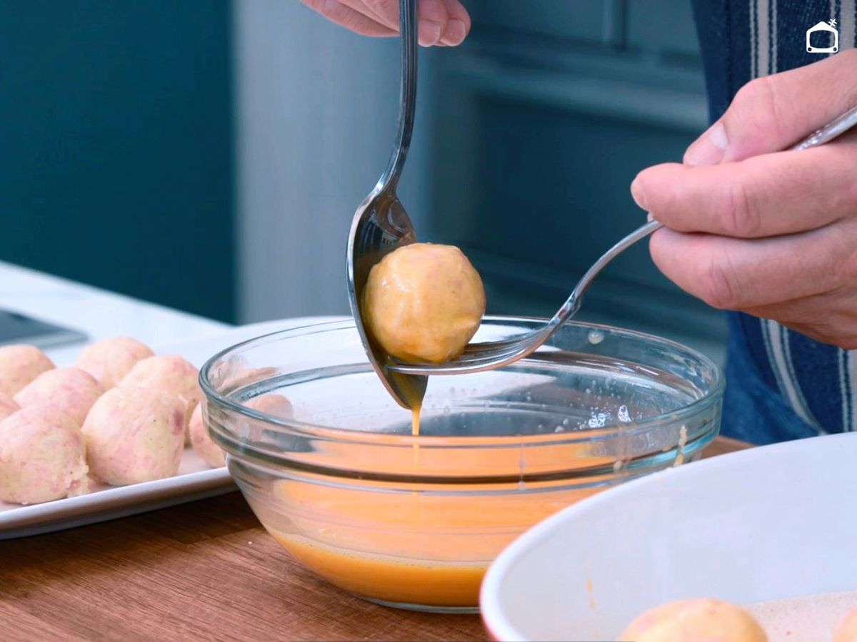 Rebozar las croquetas de patata