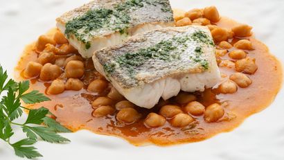 Merluza con garbanzos, receta de Karlos Arguiñano