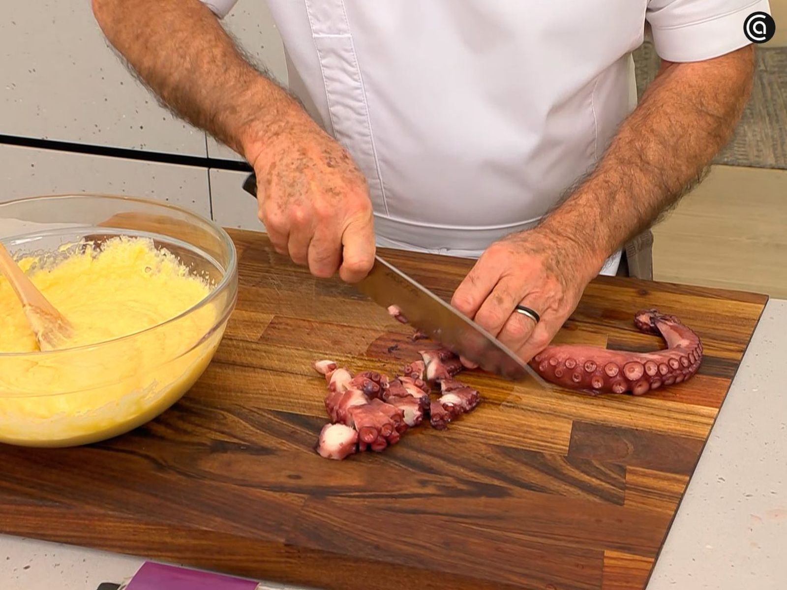 Corta las patas del pulpo cocidas