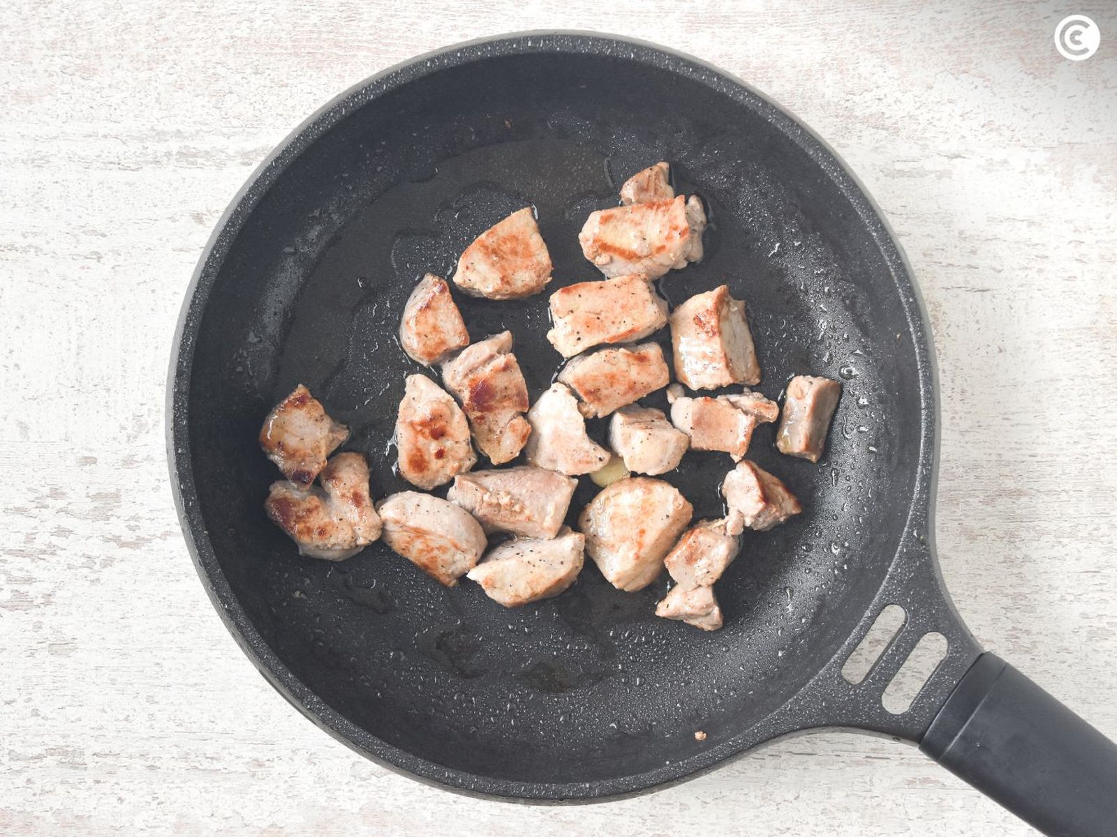 Dorar el lomo para hacer el raxo con patatas