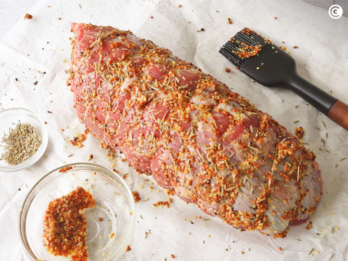 Untar el redondo con mostaza para hacer el roast beef