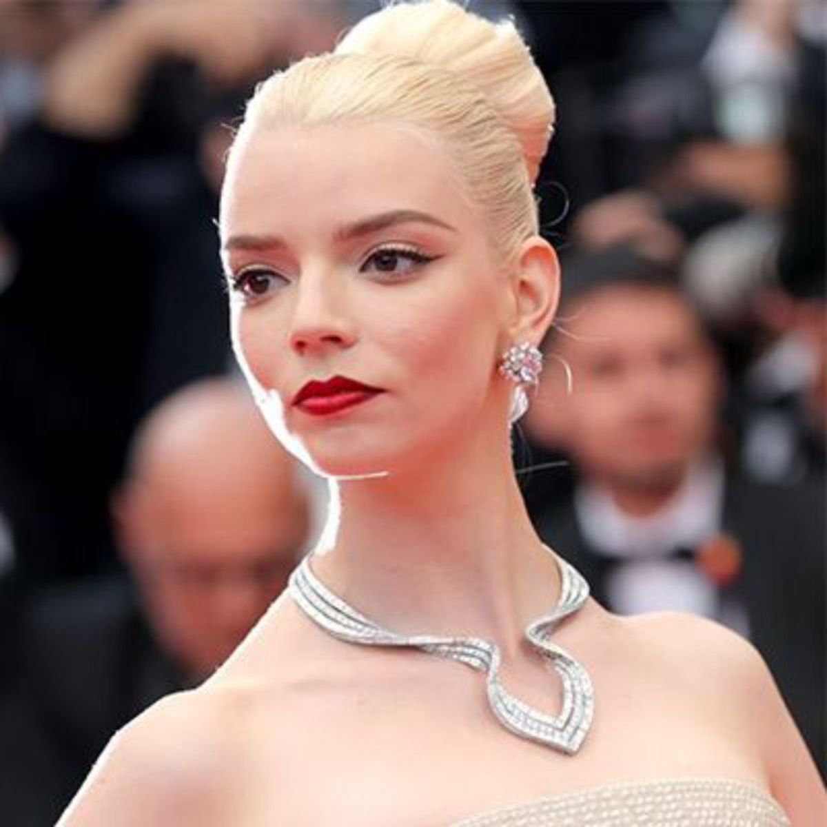 Anya Taylor Joy con originales joyas a juego de su vestido de noche