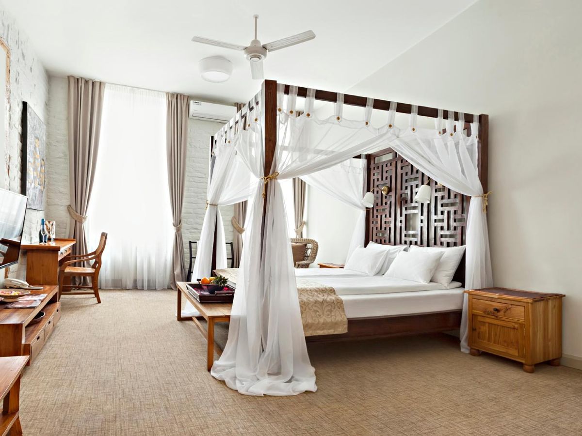 Dormitorio con cama con dosel.