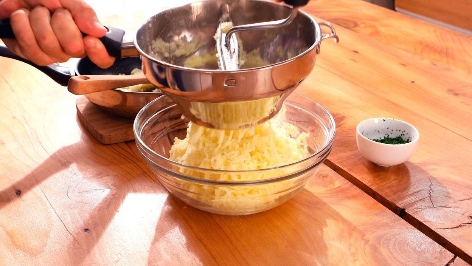 Pasa las patatas por el pasapures Croquetas de patata y bacalao Paso 3