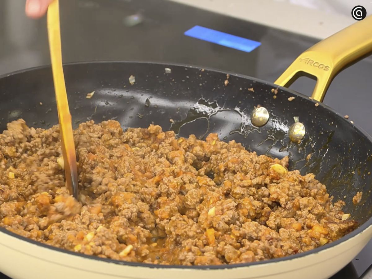 Dora la carne a fuego medio y agrega el tomate rallado