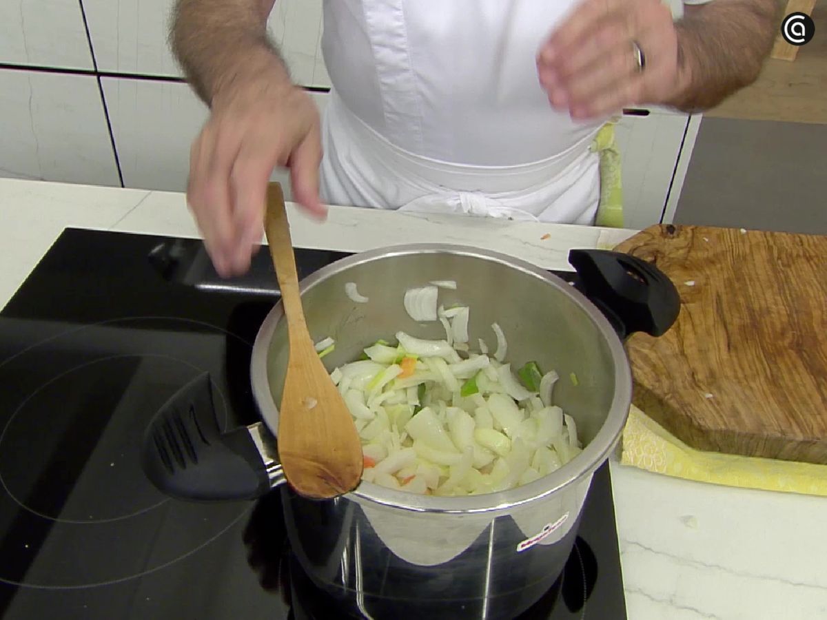Prepara el sofrito para la paloma en salsa