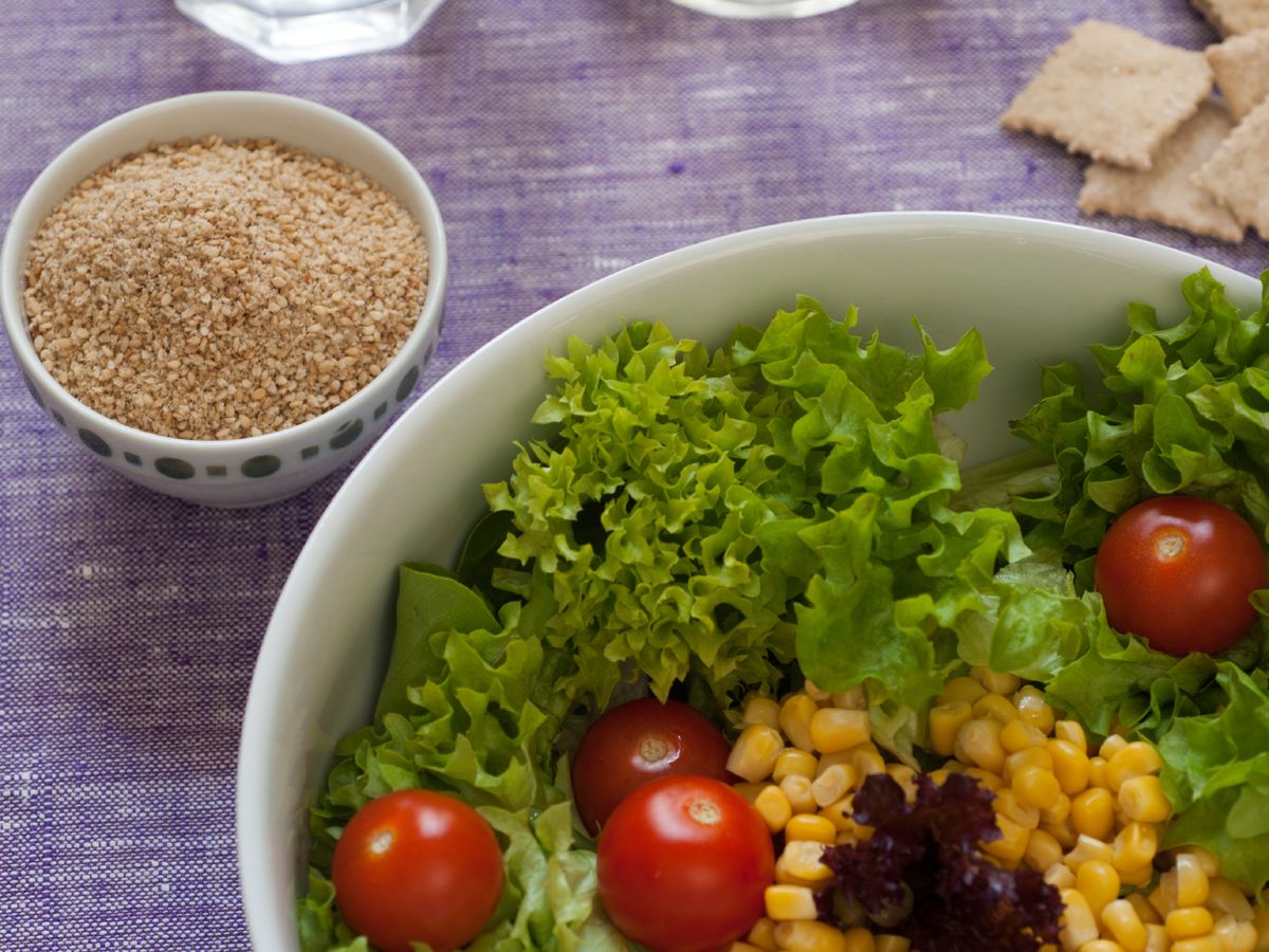Un toque de gomasio transforma una ensalada fresca en un plato lleno de sabor y nutrientes.