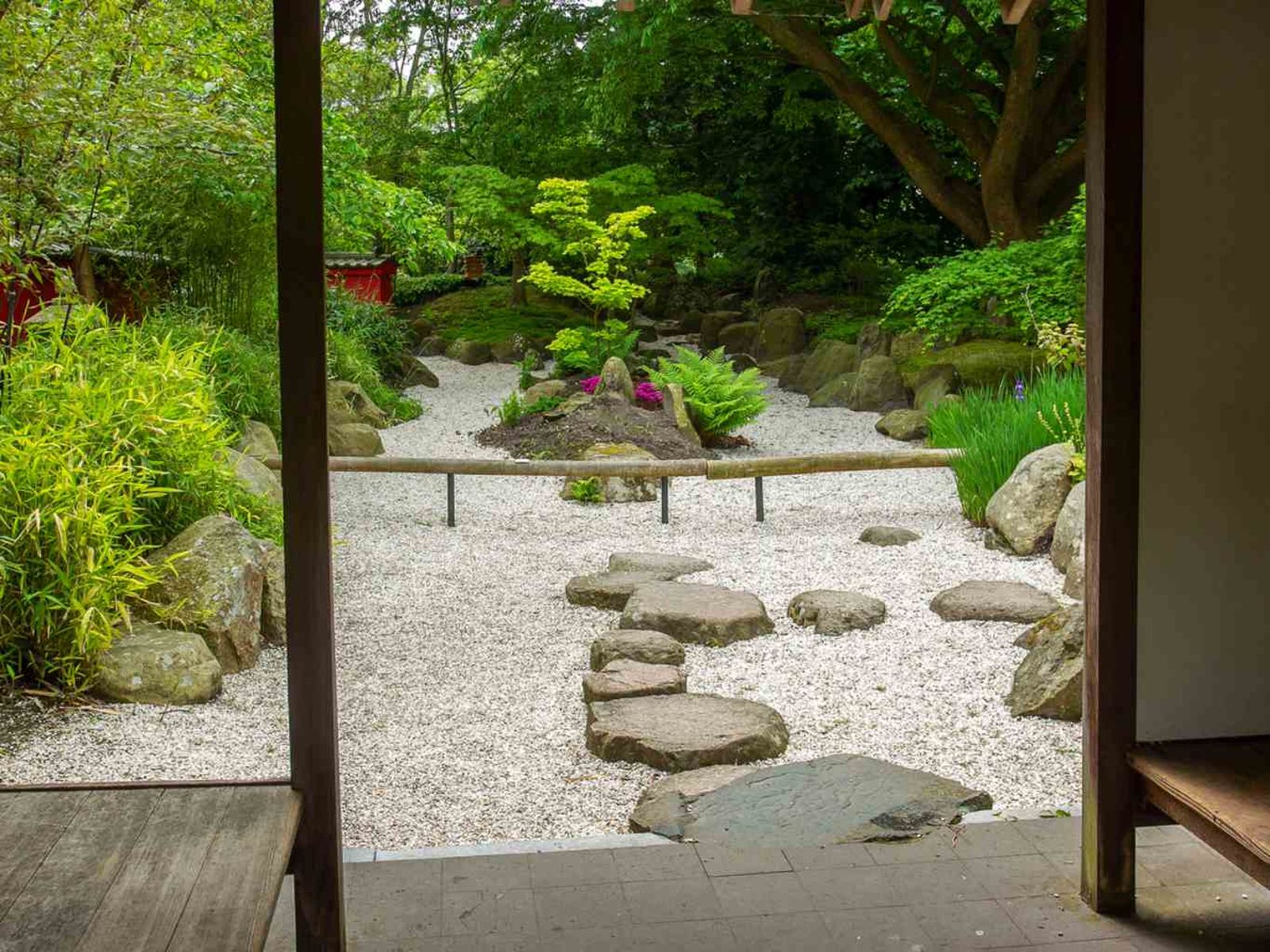 Jardín botánico de Leiden, un jardín de estilo japonés en Países Bajos. Jardín botánico de Leiden, un jardín de estilo japonés en Países Bajos.