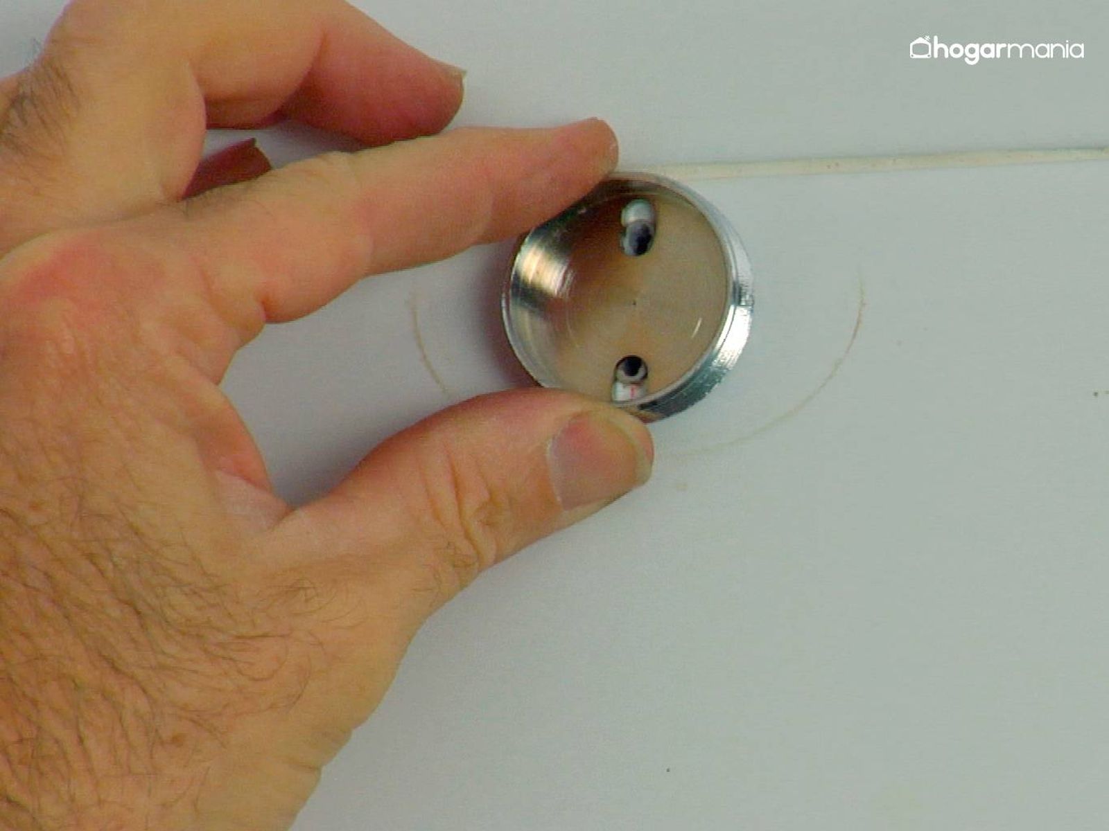 Comprueba que los agujeros de la pared coinciden