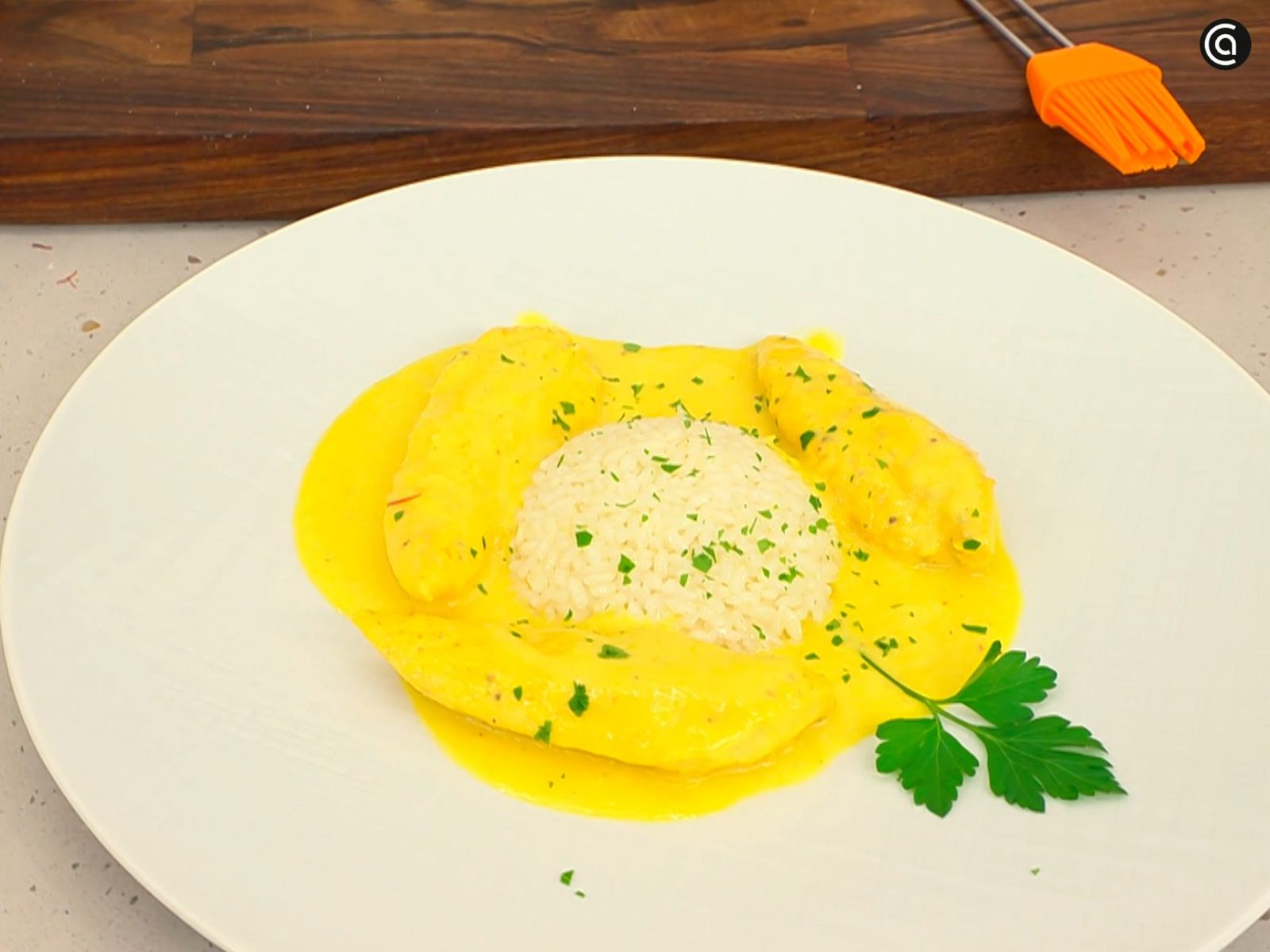 Acompaña los solomillos de pollo con salsa de cerveza y naranja con arroz blanco