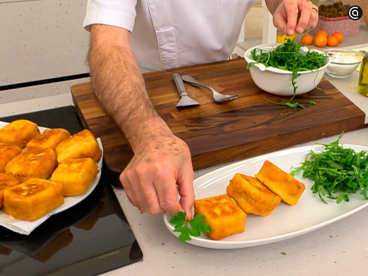 Acompaña los fritos de jamón y queso con ensalada de rúcula