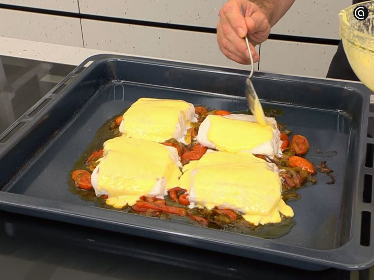 Cubre los lomos con la salsa holandesa antes de gratinar.