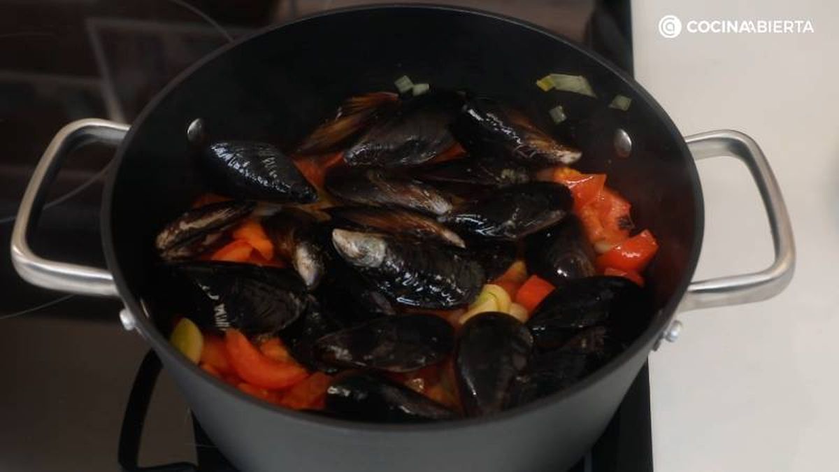 Cocina las verduras y añade los mejillones hasta que se abran