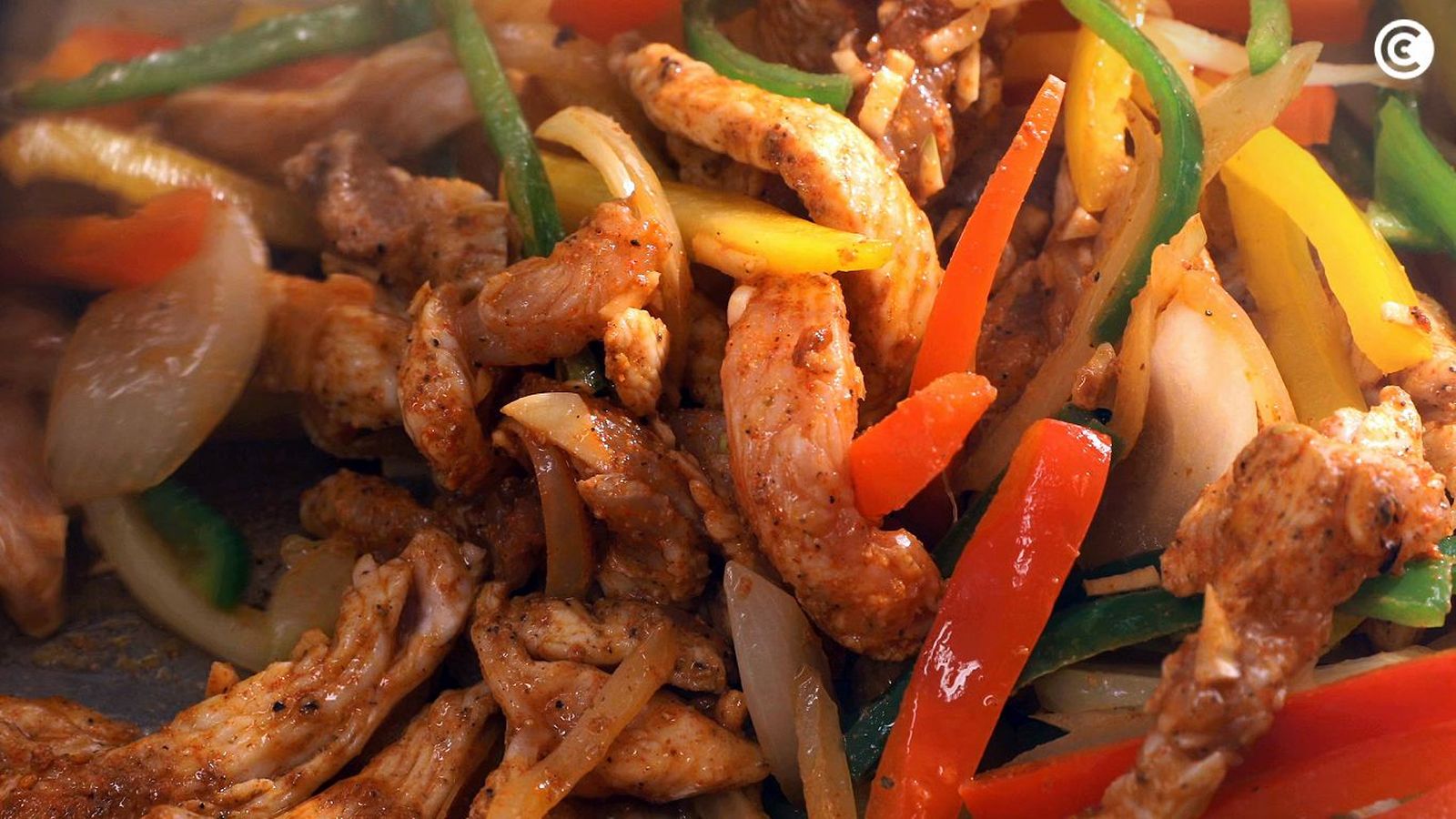 Pollo y verduras con especias para fajitas