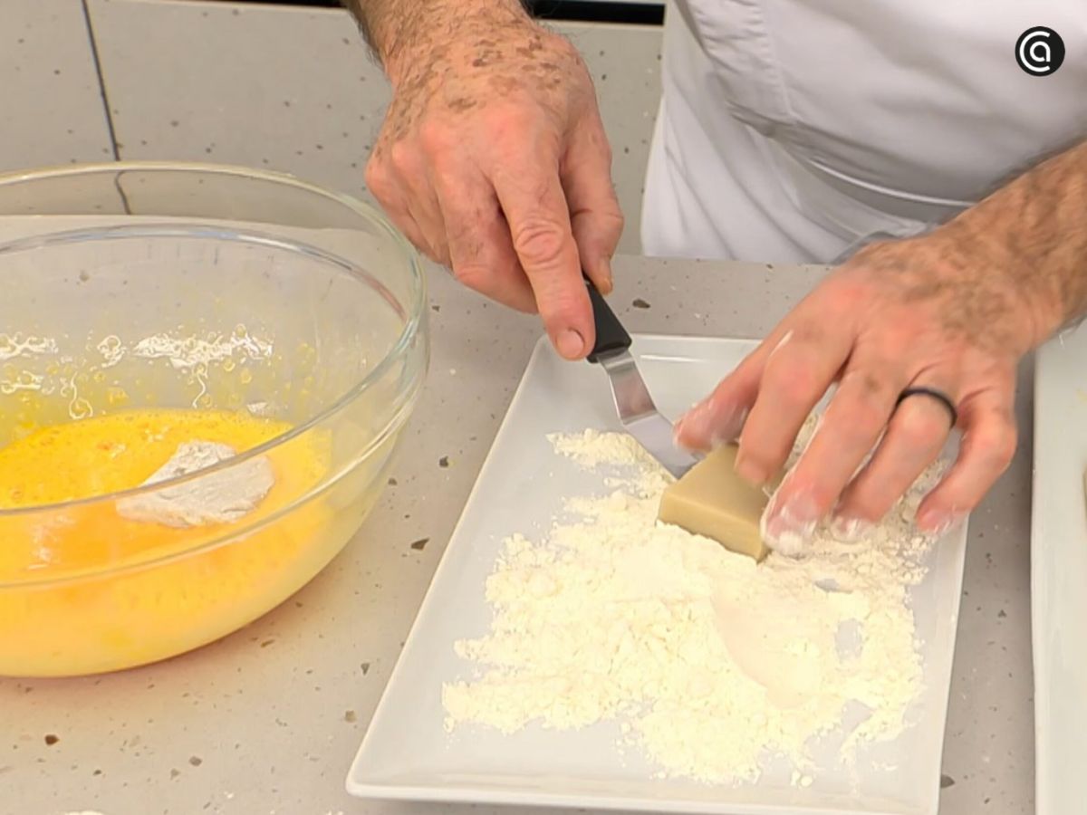 Las piezas se pasan por harina y huevo para formar un rebozado uniforme.