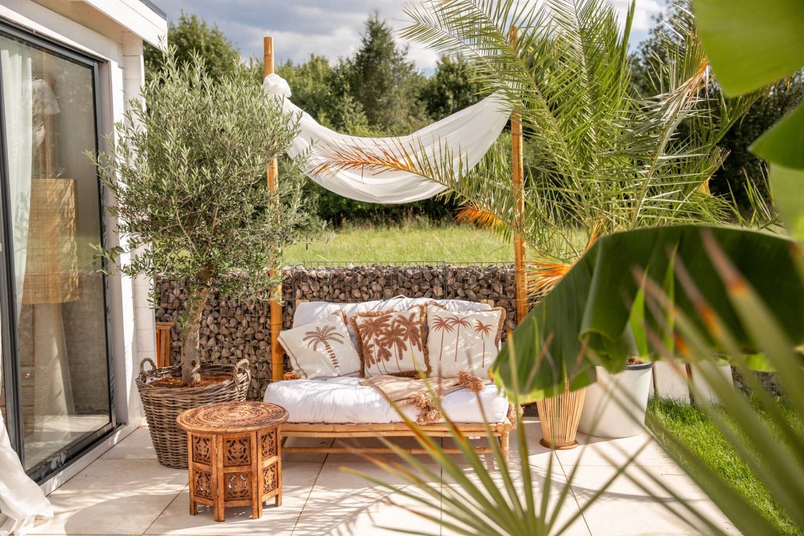 Terraza con muebles atemporales de estilo mediterránea. Terraza con muebles atemporales de estilo mediterránea.