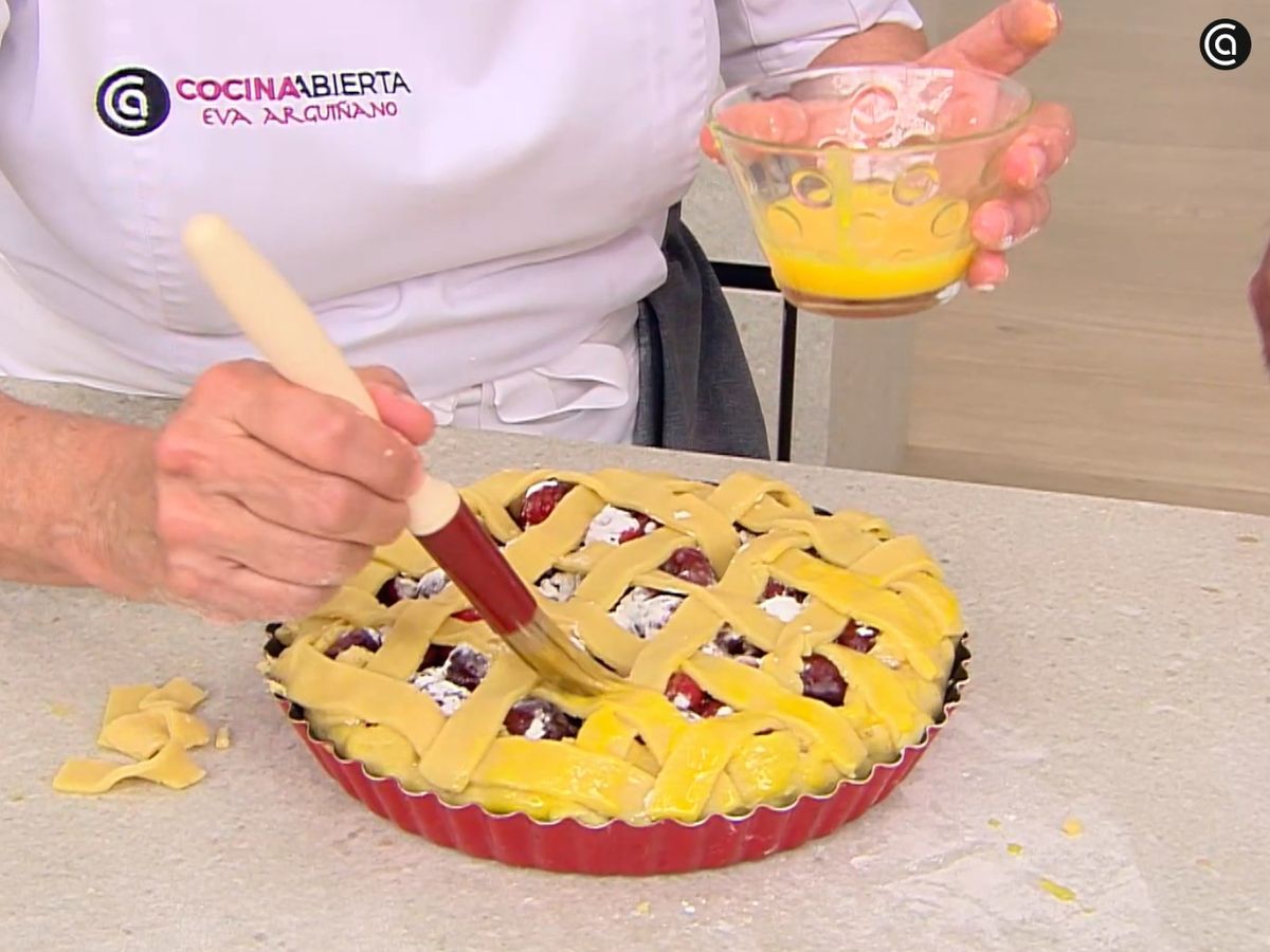 Cubre la tarta con un enrejado de masa, píntala con huevo y hornéala