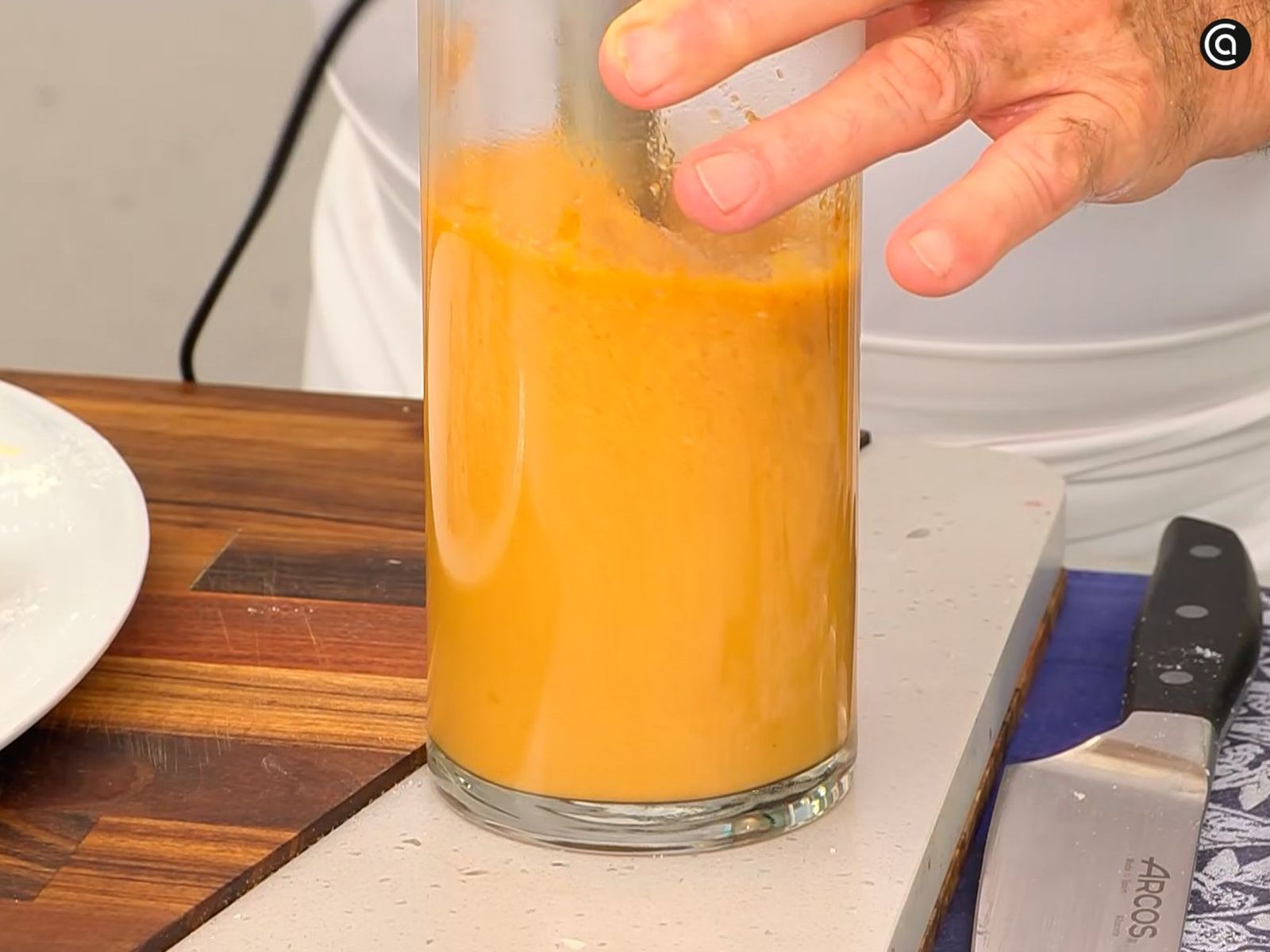 Pasa los ingredientes de la salsa por la batidora hasta lograr una textura cremosa Pasa los ingredientes de la salsa por la batidora hasta lograr una textura cremosa