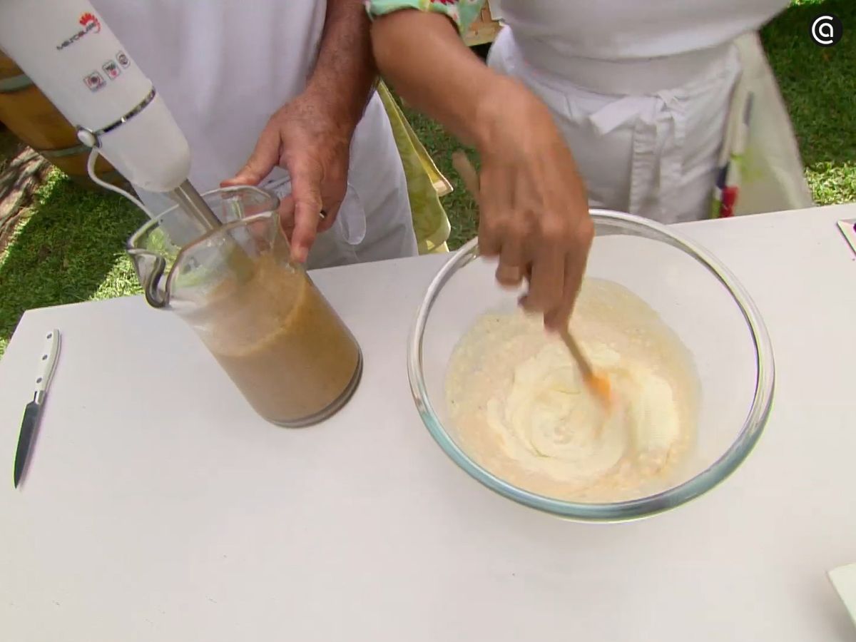 Prepara la base de higos y la crema de yogur y nata