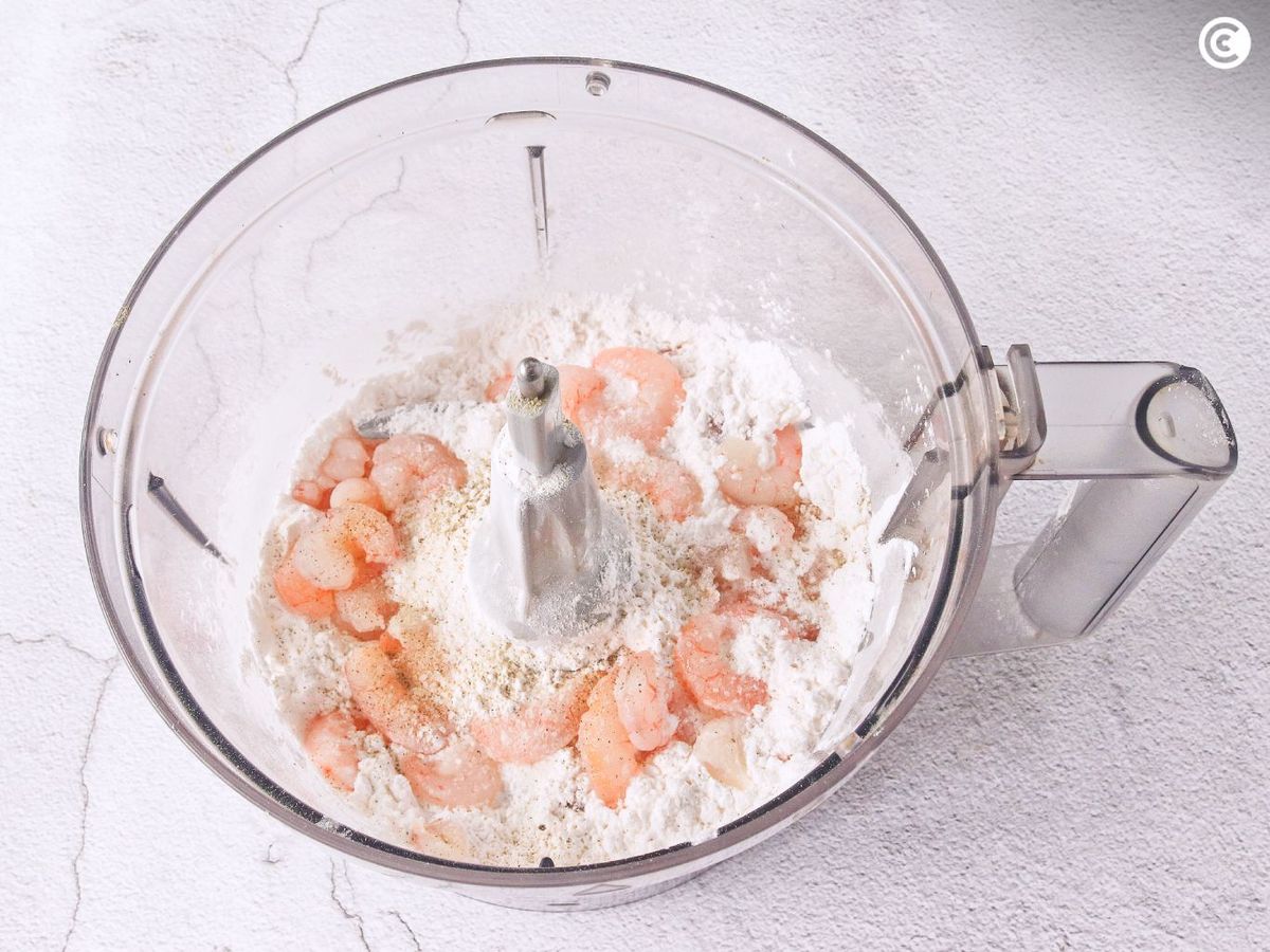 Ingredientes del pan de gambas en el robot de cocina