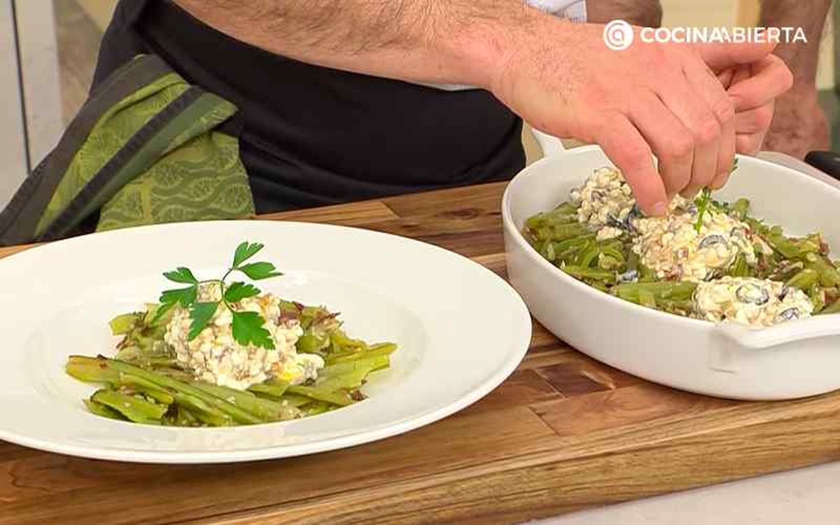 Sirve la borraja salteada con jamón y queso cottage al estilo griego