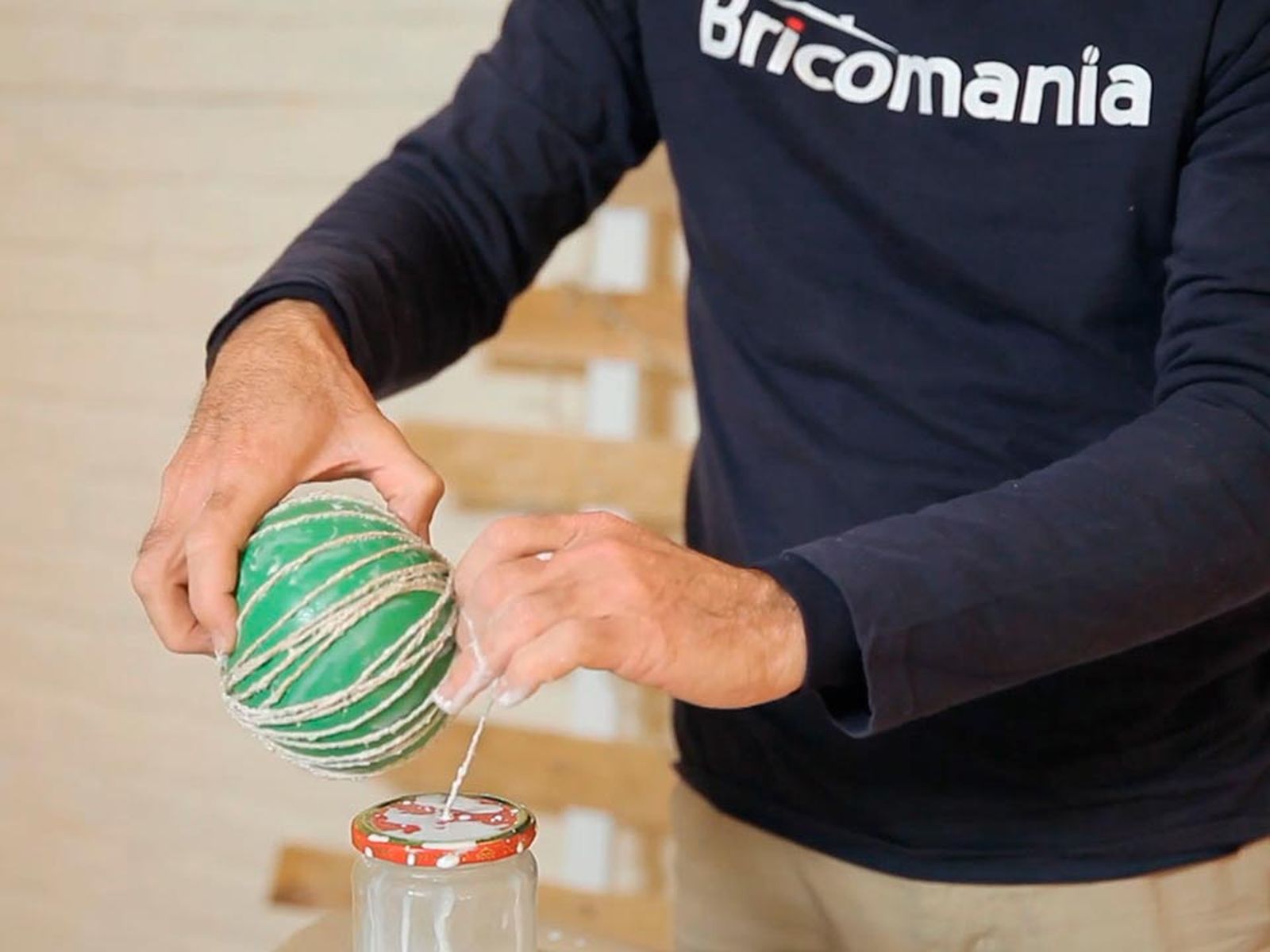 Cómo hacer bolas de Navidad con cuerdas paso 6