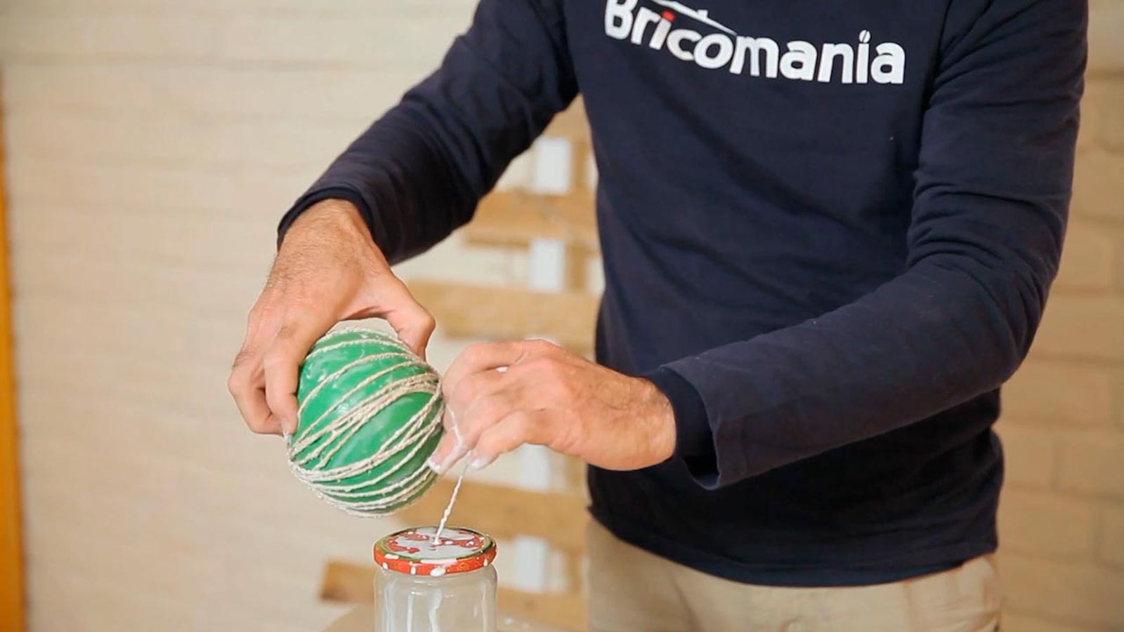 Cómo hacer bolas de Navidad con cuerdas paso 6 Cómo hacer bolas de Navidad con cuerdas paso 6