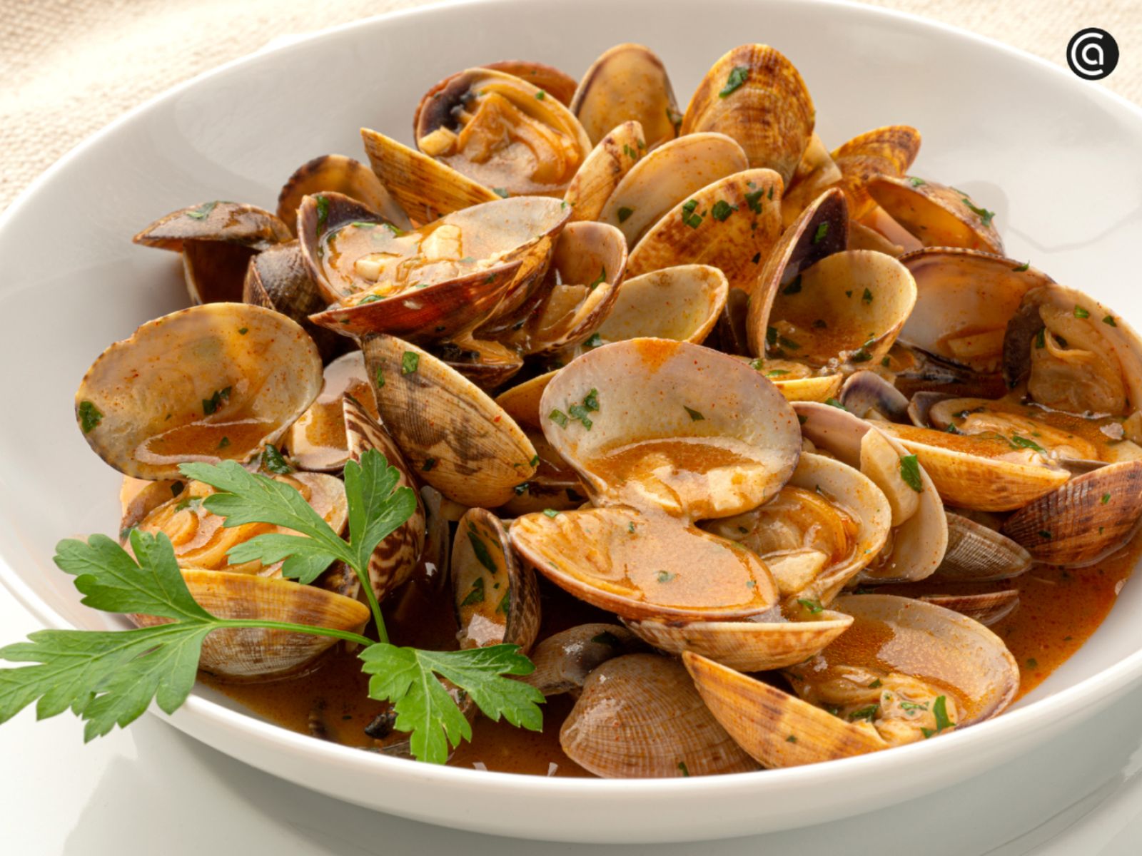 Almejas al Jerez, una receta marinera donde el vino aporta el toque inconfundible que distingue la cocina de la ciudad.