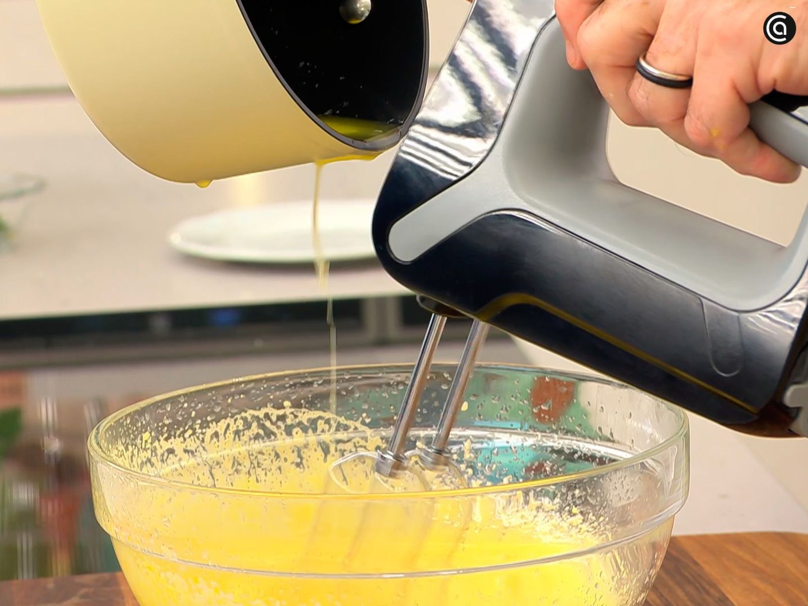 Monta las yemas y ve incorporando la mantequilla en hilo