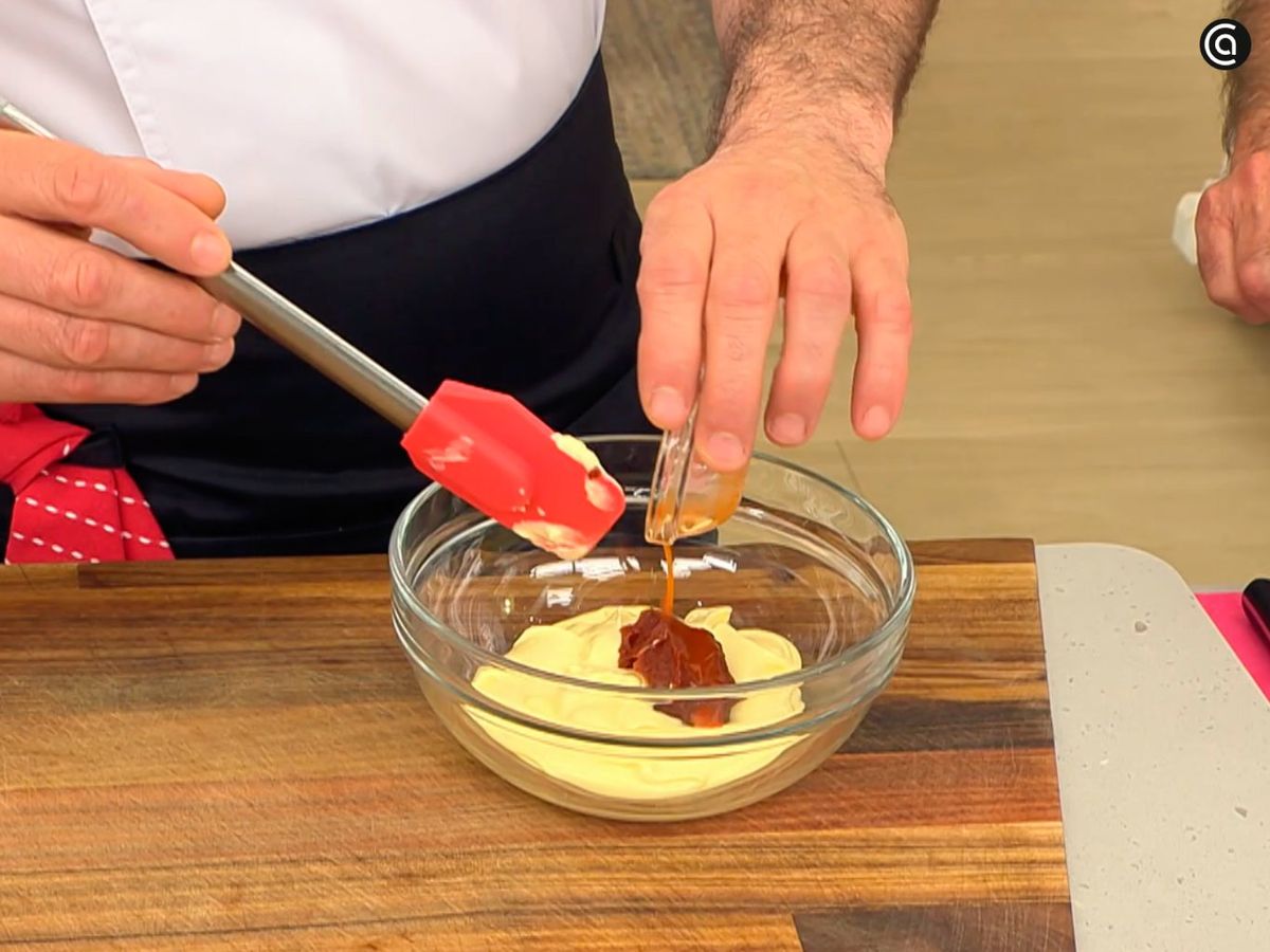 Coloca la mahonesa y la salsa picante en un cuenco y mézclalas bien