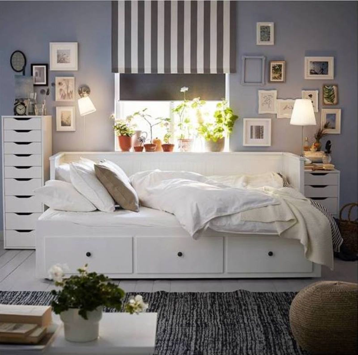 Dormitorio juvenil con cama diván Hemnes de Ikea.