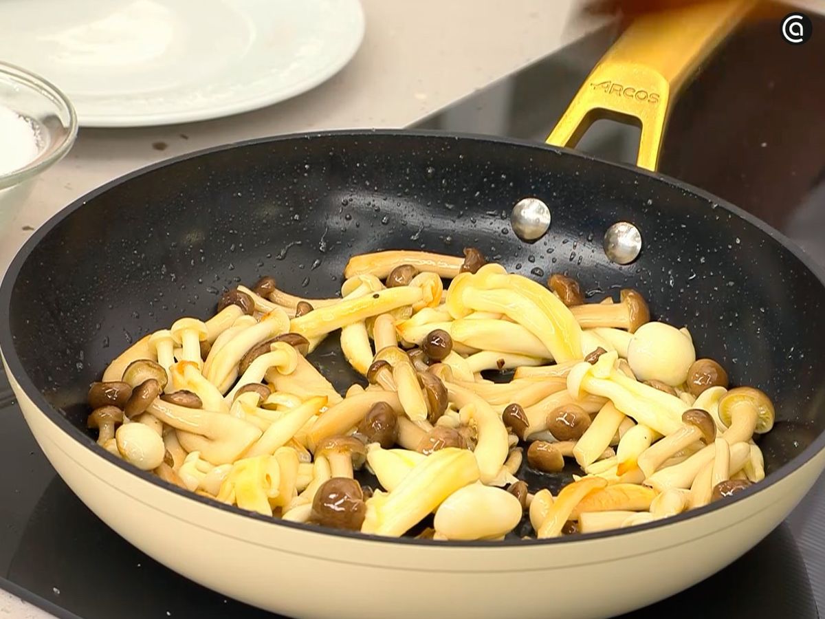Saltea las setas shimeji en una sartén con poco aceite