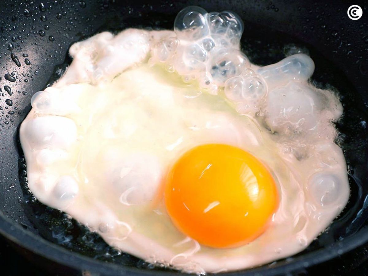 Freír los huevos para hacerlos estrellados