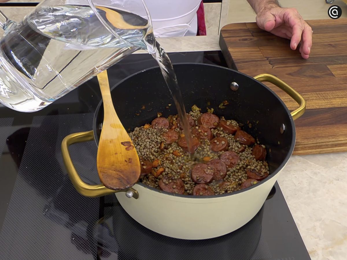 Rehoga las lentejas con el sofrito antes de añadir el agua