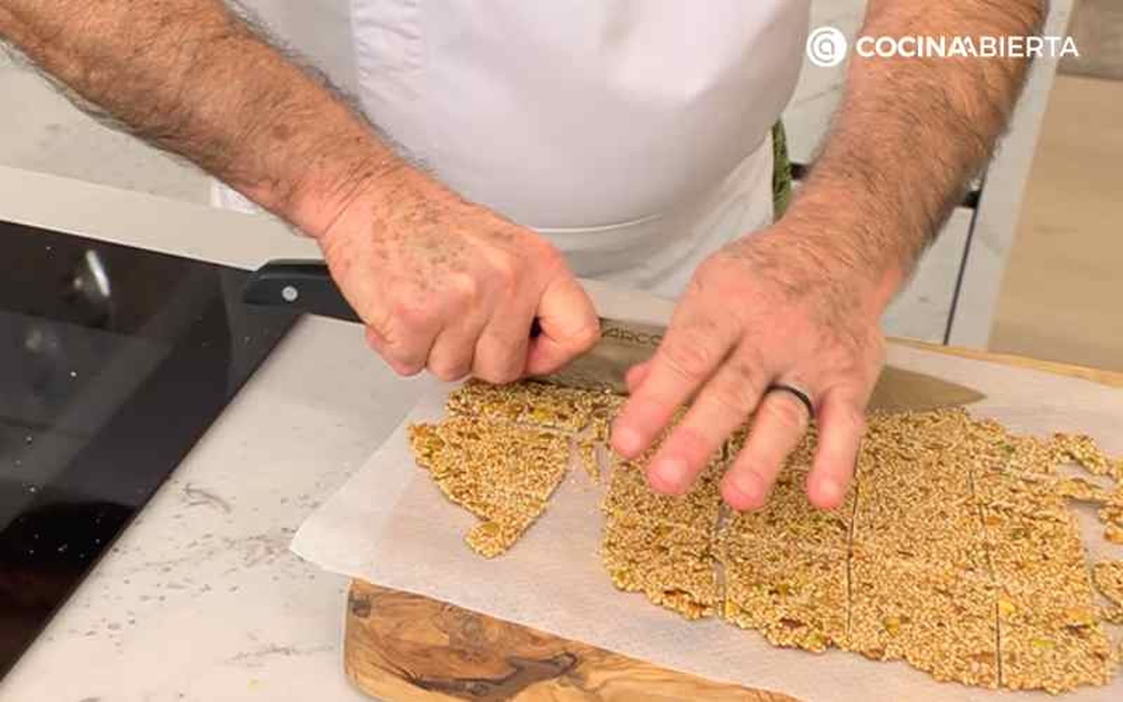 Corta el guirlache de sésamo y pistachos