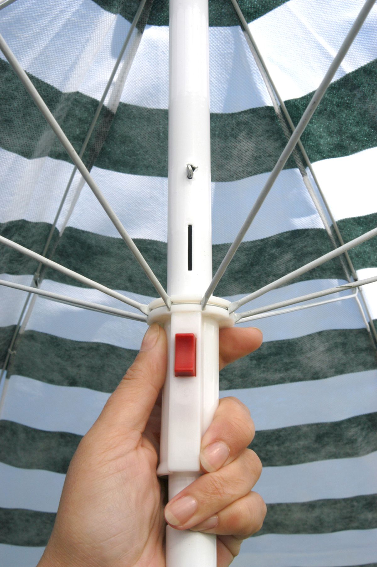 Colocar un pasador en una sombrilla averiada paso 1