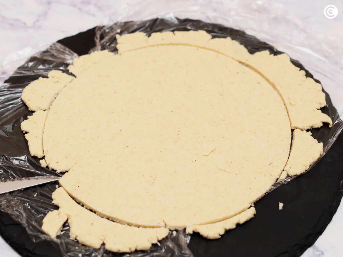 Recorta los bordes de la masa para crear un círculo perfecto