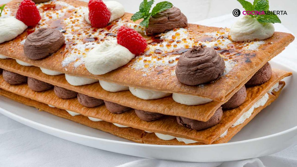 Milhojas de hojaldre, chocolate y nata