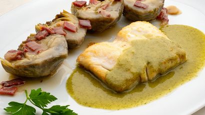 Merluza con alcachofas y salsa de cilantro, receta de Karlos Arguiñano