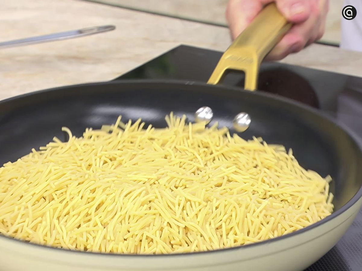 Tuesta los fideos antes de cocinarlos