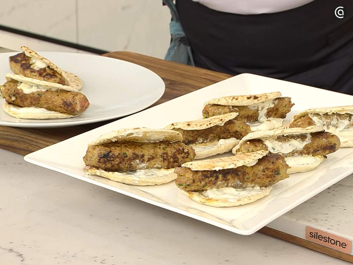 Sirve el kebab de ternera