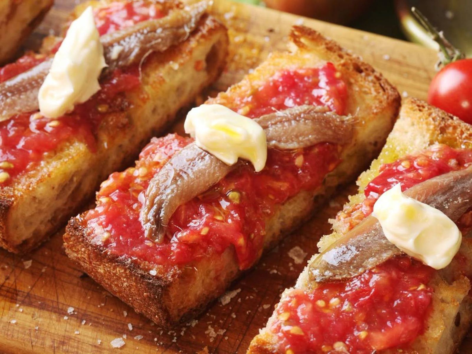 Una variante deliciosa del pan tumaca con anchoas y alioli. Ideal como tapa marinera.