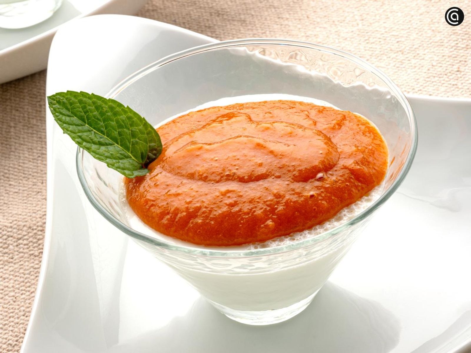 Cuajada con crema de albaricoque, receta dulce fácil de Karlos Arguiñano