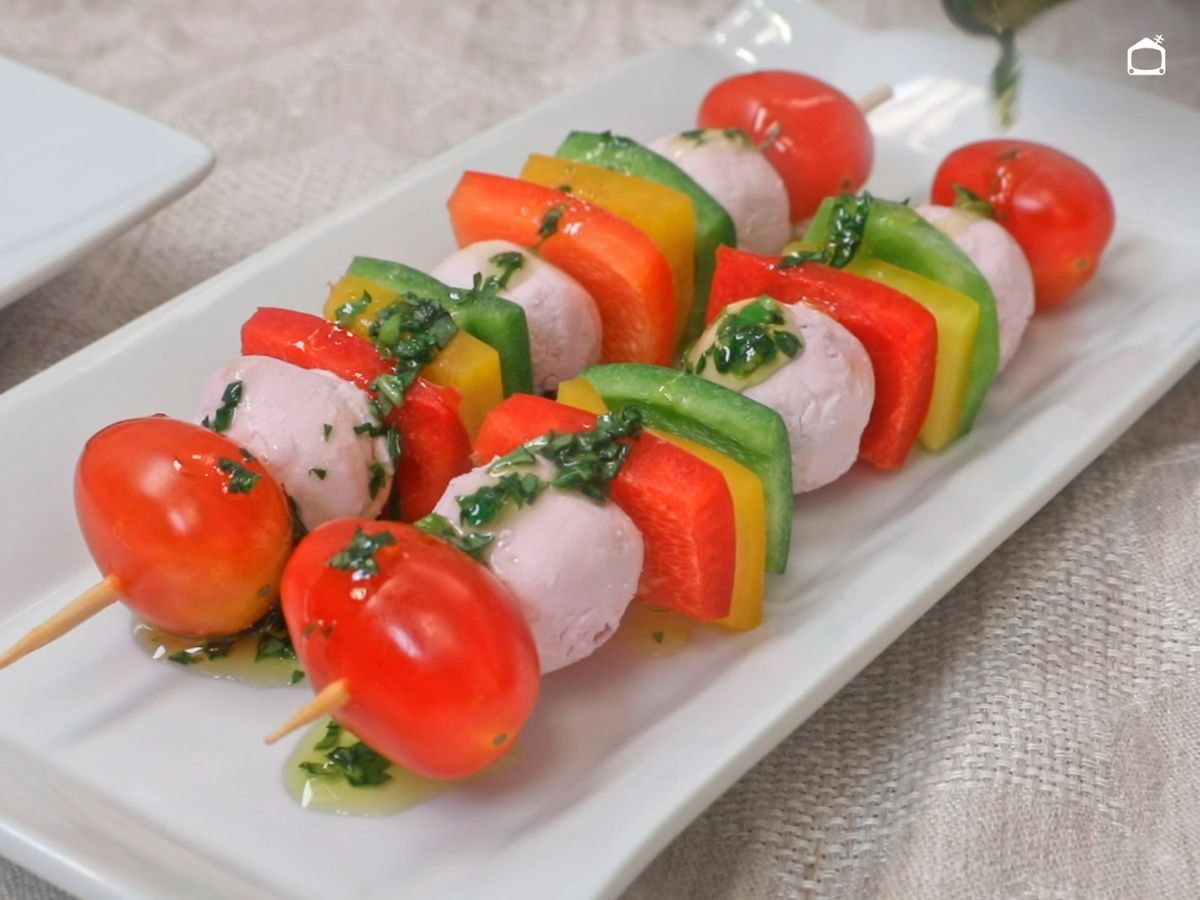 Incorpora el aceite con hojas de albahaca