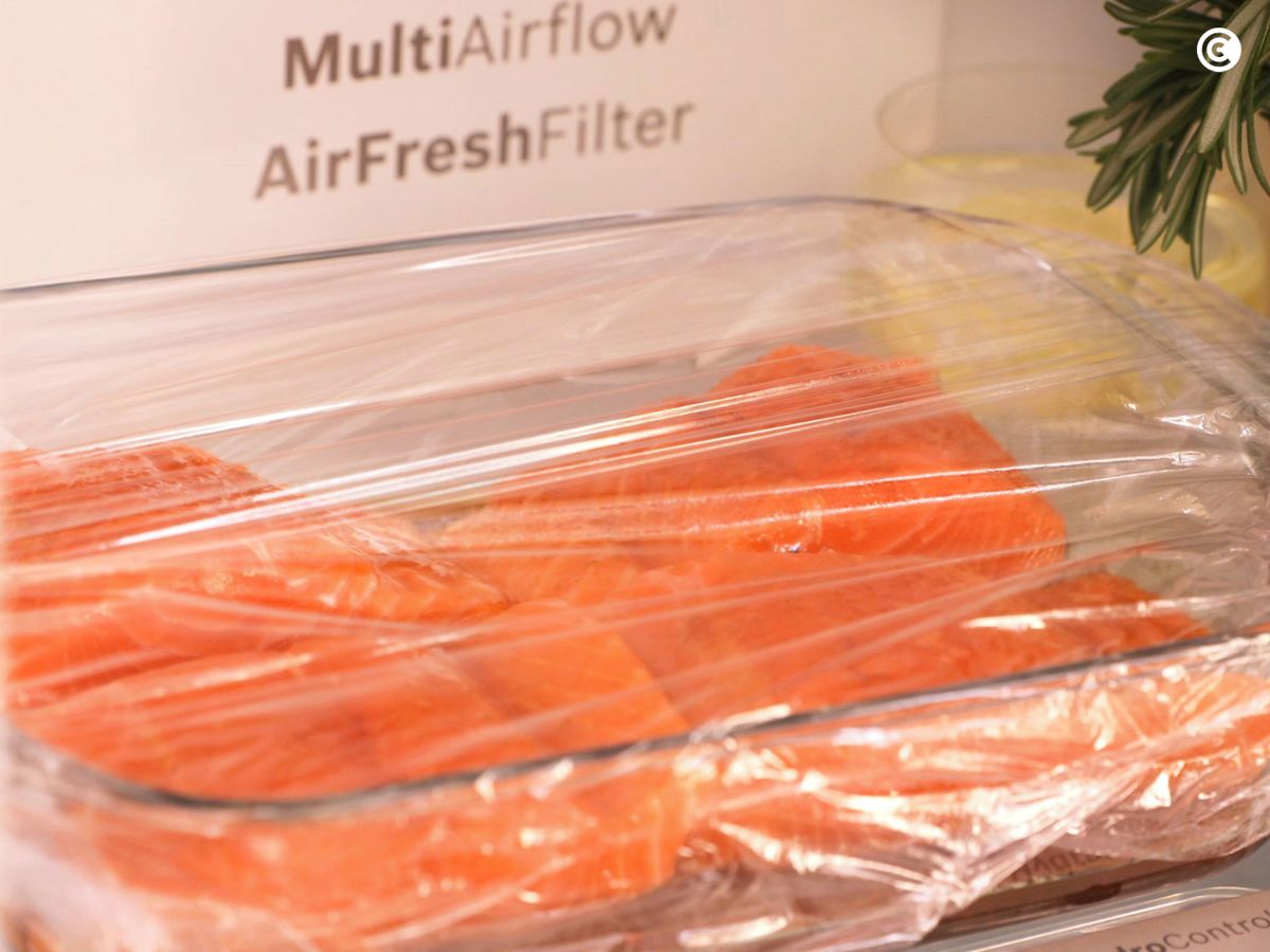 Deja reposar el salmón en el frigorífico