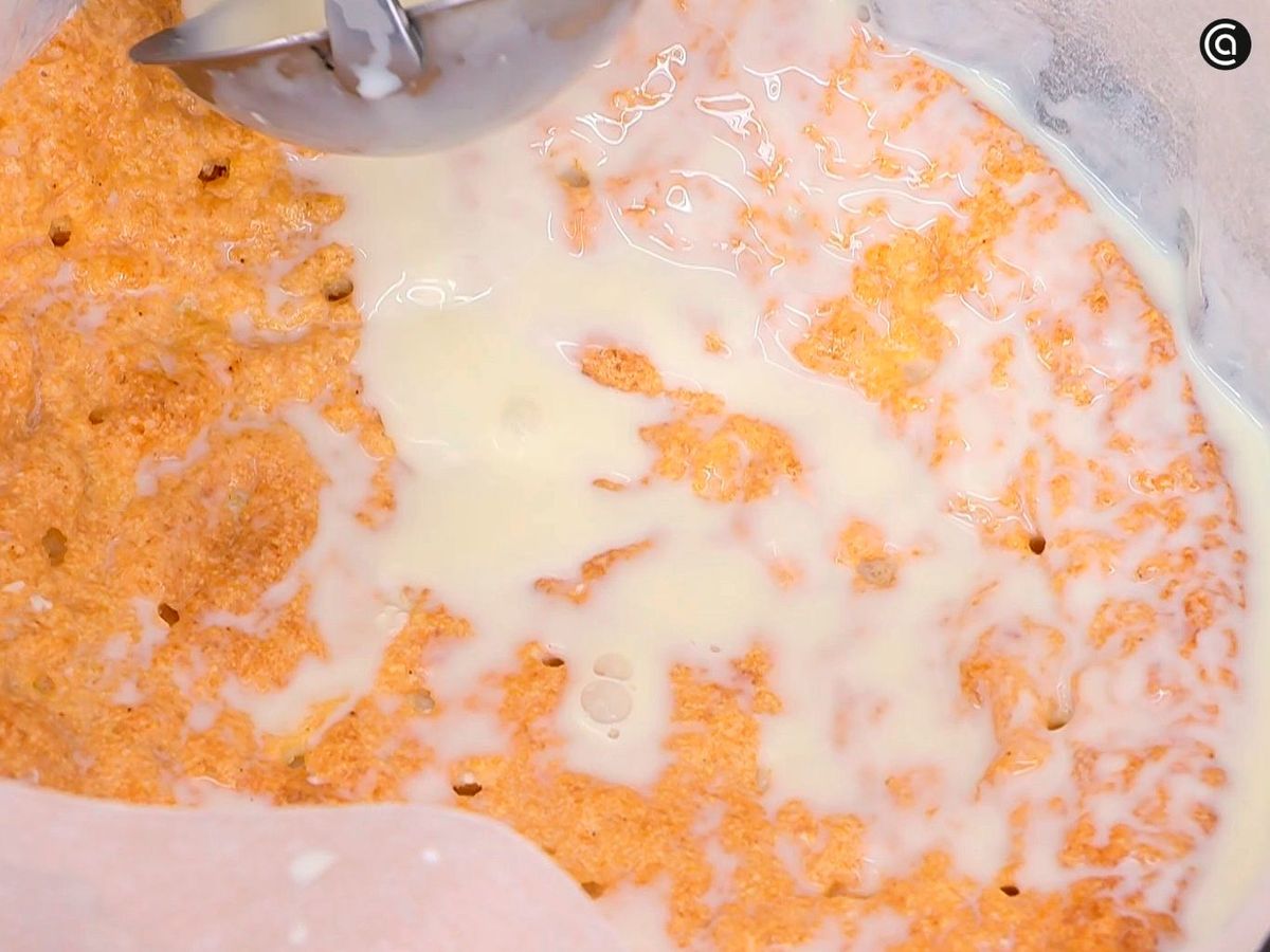 Empapar la tarta con las 3 leches