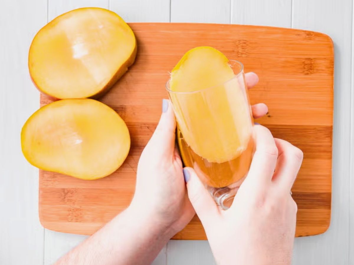 Coloca el borde del vaso justo entre la piel y la pulpa