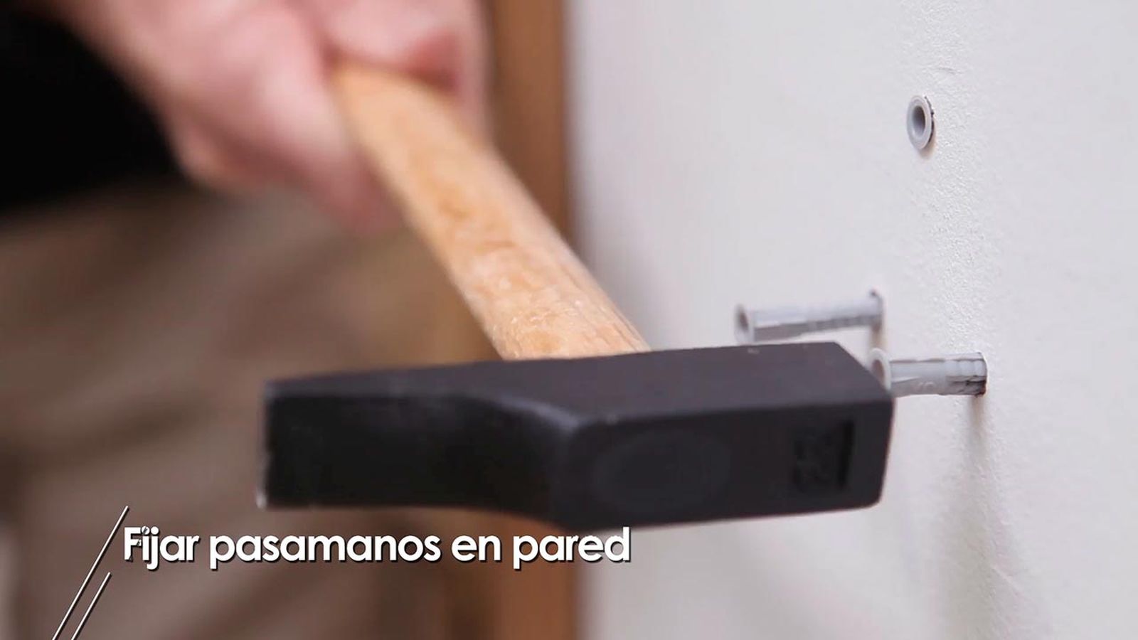Como fijar un pasamanos en la pared paso 4 Como fijar un pasamanos en la pared paso 4