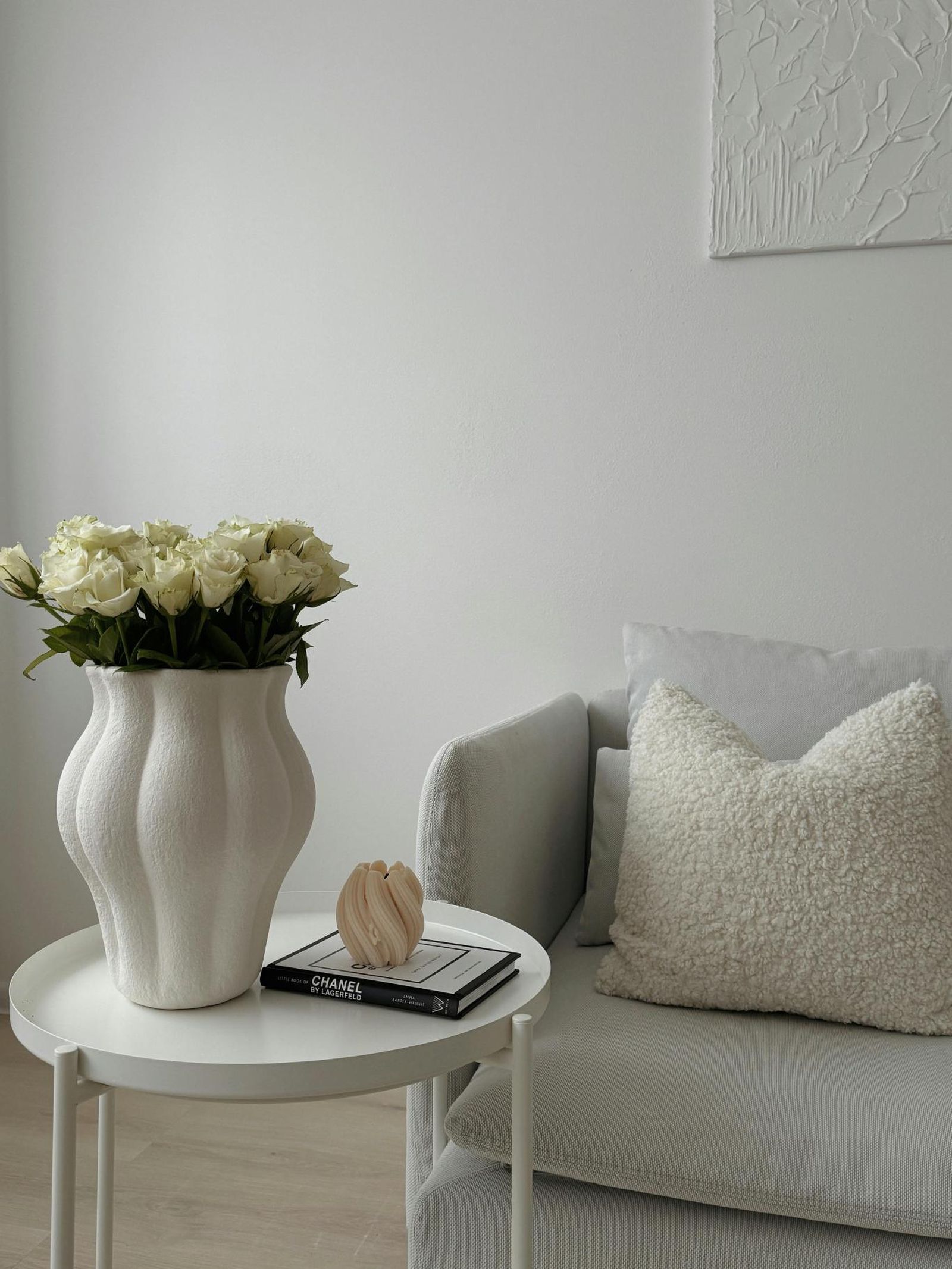 Salón en blanco y beige con complementos de estilo minimalista. Salón en blanco y beige con complementos de estilo minimalista.